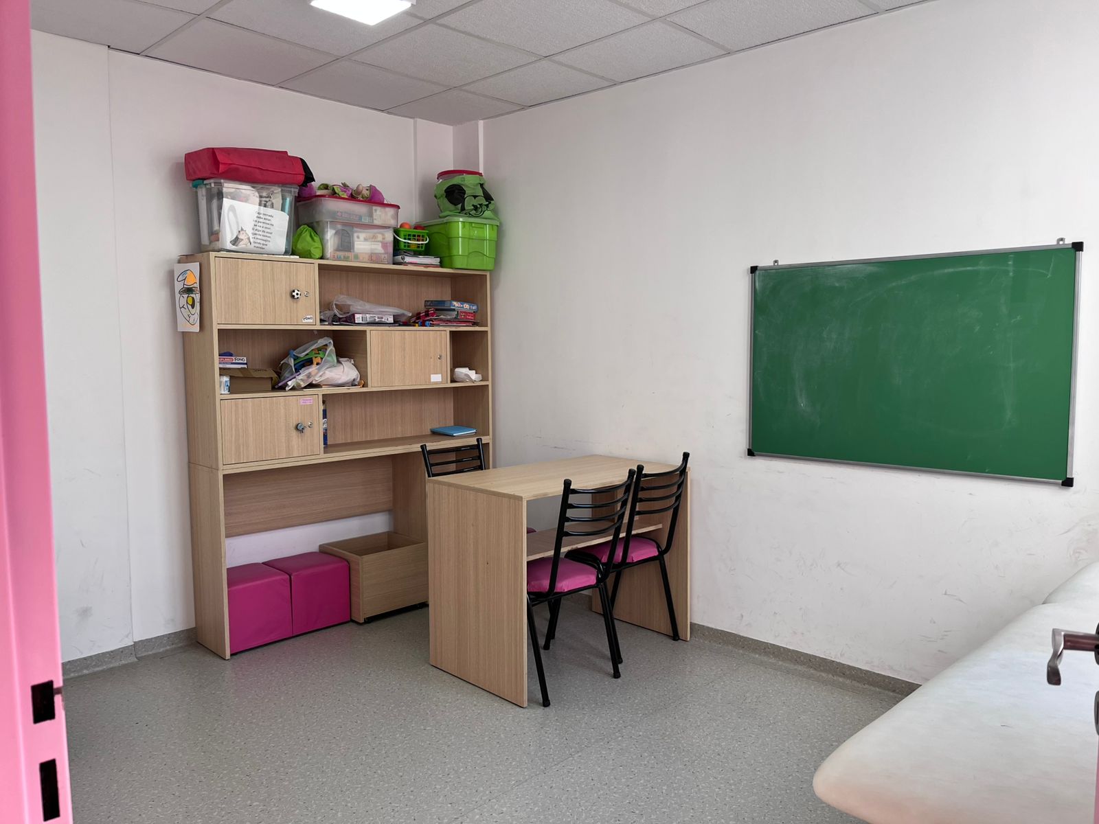 Consultorio individual con materiales de trabajo