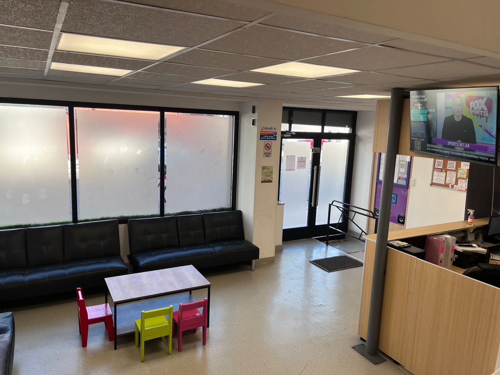 Sala de espera con rincón de juego para niños