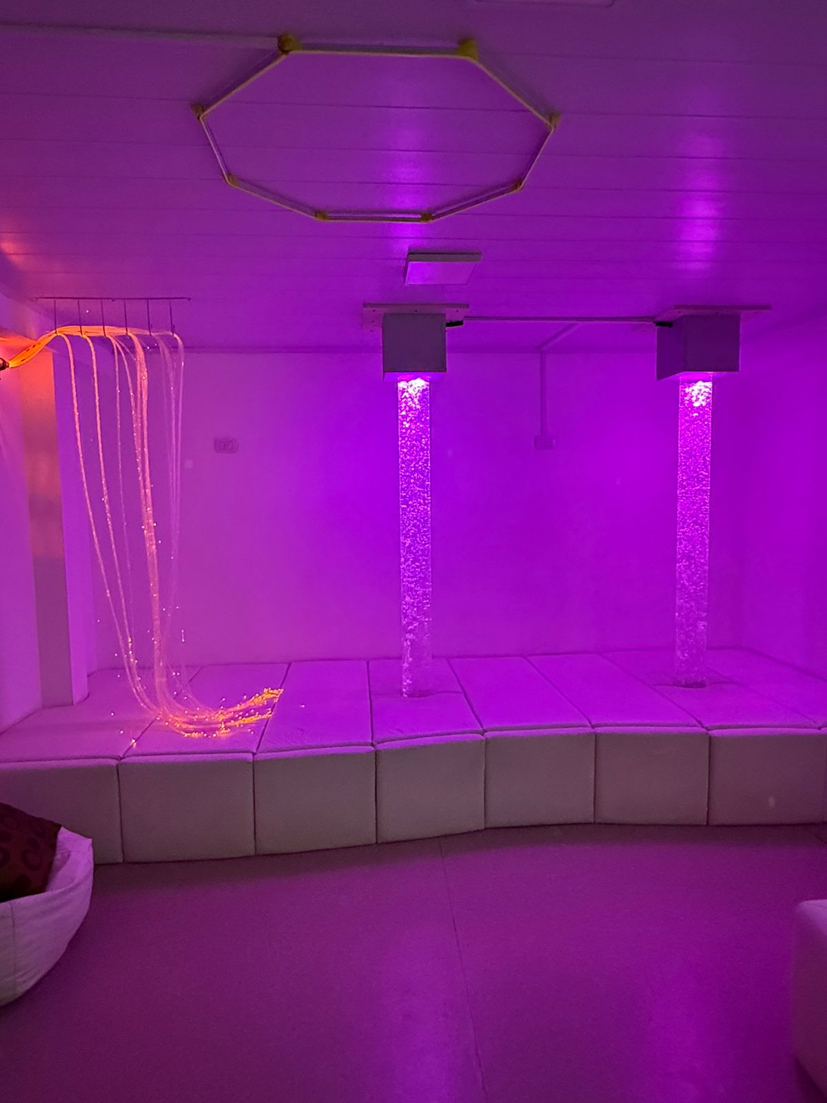 Columnas de burbujas iluminadas en la sala Snoezelen