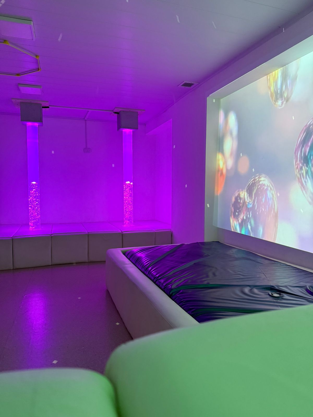 Cama de agua y proyección en la sala Snoezelen